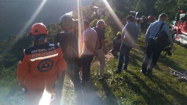 Un vehículo rodó por un abismo en el Alto Naranjo y dos personas quedaron lesionadas