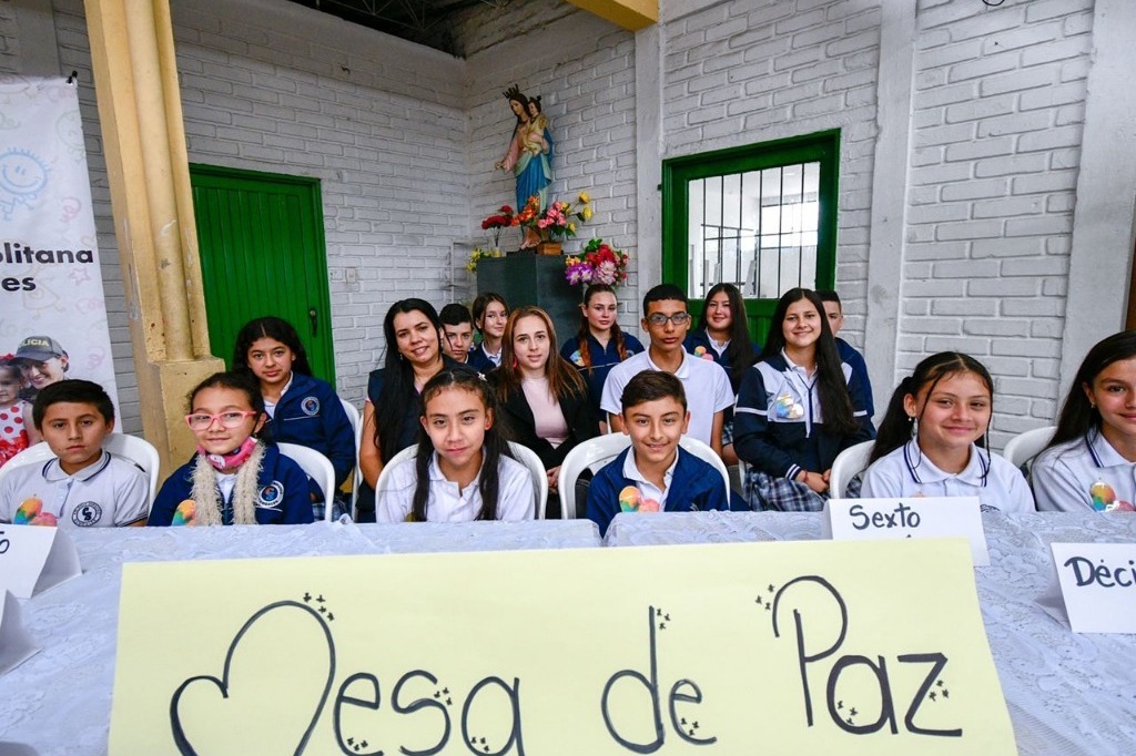 120 estudiantes del Seráfico de Manizales firmaron el Pacto por la Sana Convivencia