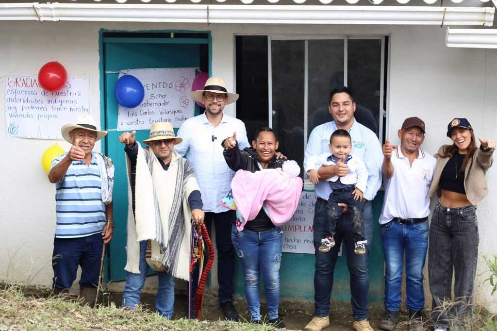 Gobernador de Caldas entregó viviendas a tres familias de Riosucio