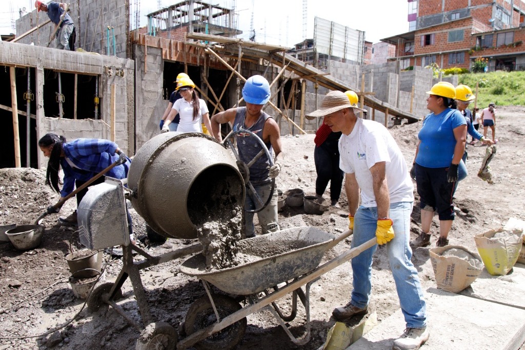 Voluntarios de Efigas participaron en la construcción de viviendas del programa de Bloqueras Comunitarias de la Gobernación de Caldas