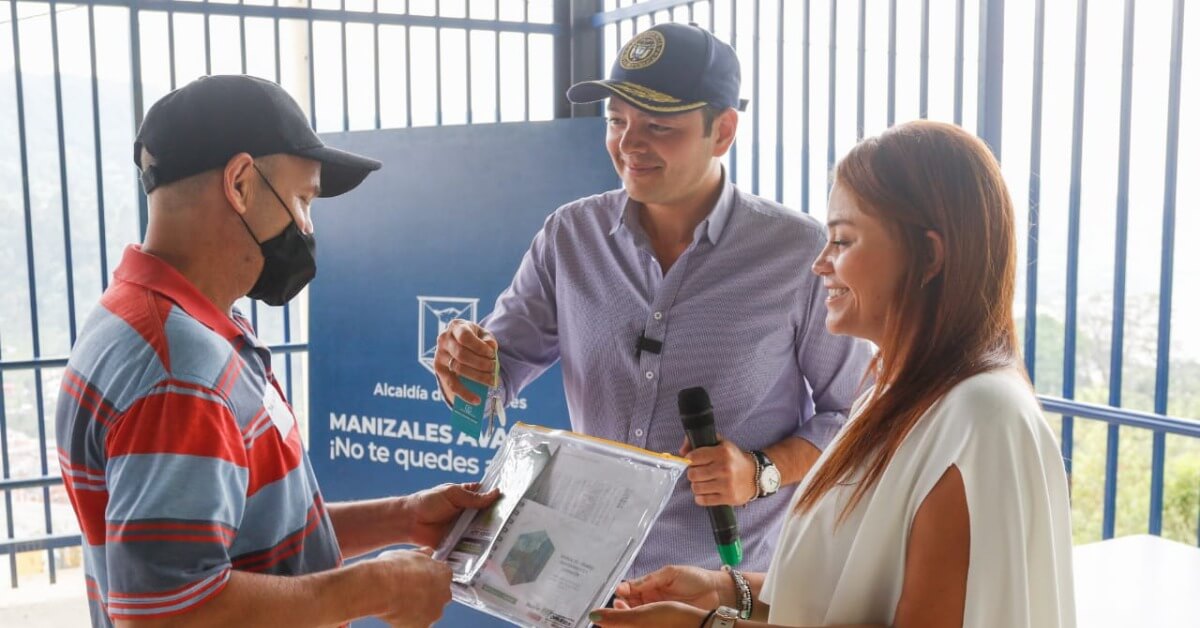 Alcalde de Manizales entregó 10 apartamentos más de San Sebastián a familias damnificadas